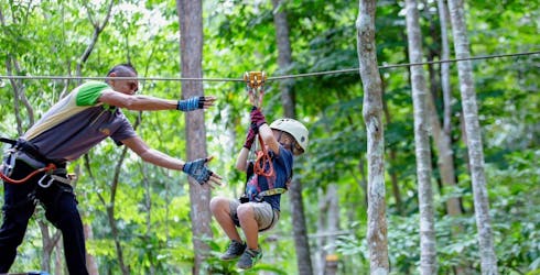 Facile esperienza con la zipline nel parco avventura di Ao Nang